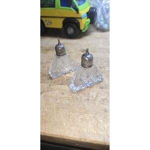 VTG SET OF 2 CLEAR CUT CRYSTAL SALT & PEPPER SHAKERS SILVER TONE TOPS
